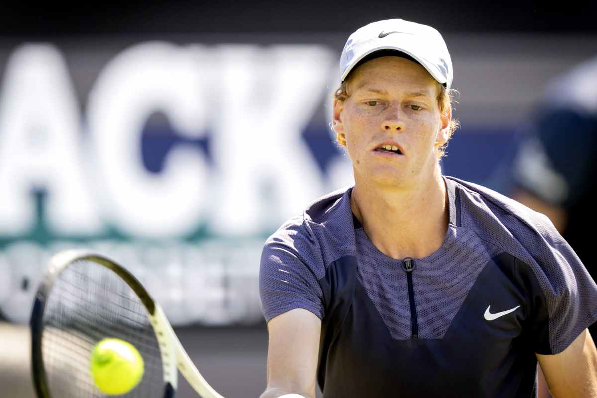 Jannik Sinner difficoltà per Wimbledon