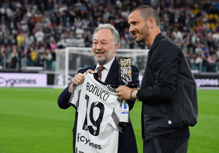 Leonardo Bonucci premiato dal presidente juventino Ferrero