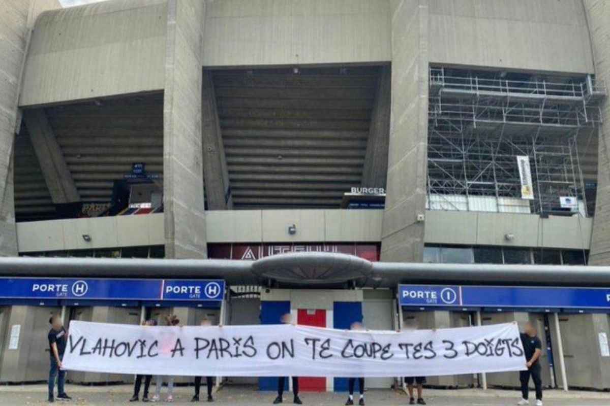 Lo striscione dei tifosi del PSG contro Vlahovic