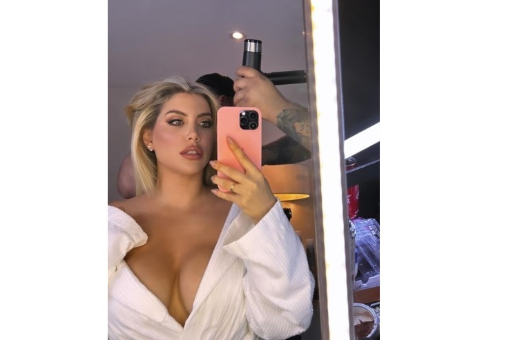 Wanda Nara selfie specchio accappatoio scollatura