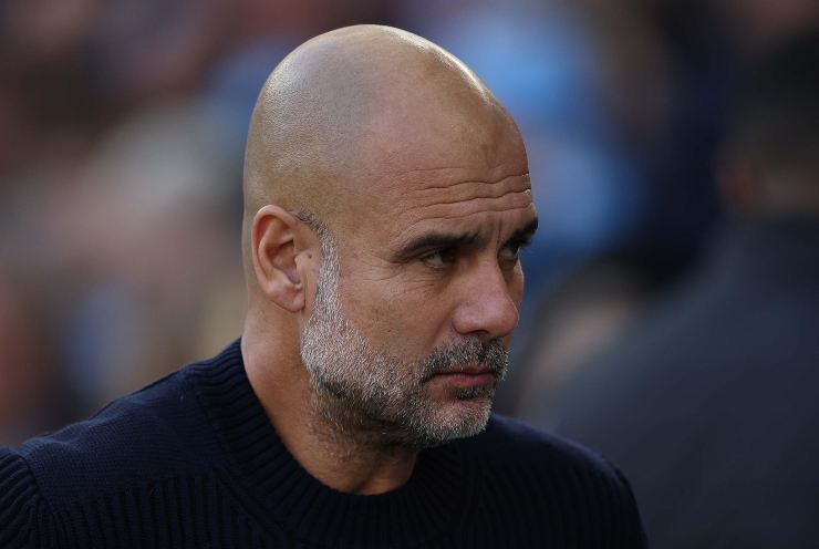 Primo piano di Pep Guardiola pensieroso