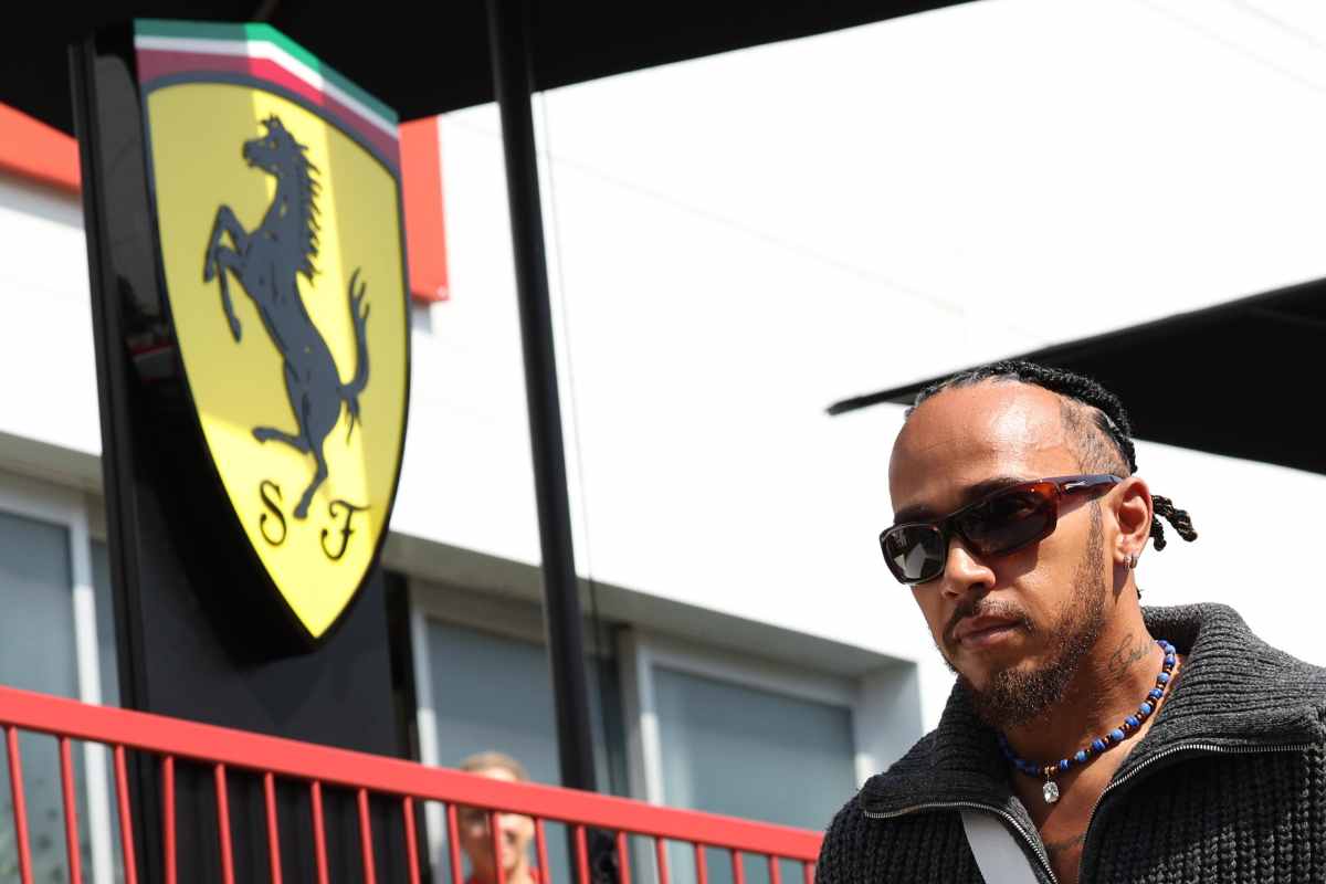 Hamilton pilota Ferrari