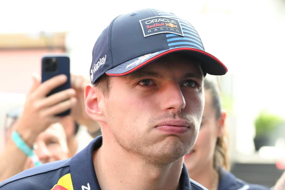 Primo piano di Verstappen che sbuffa