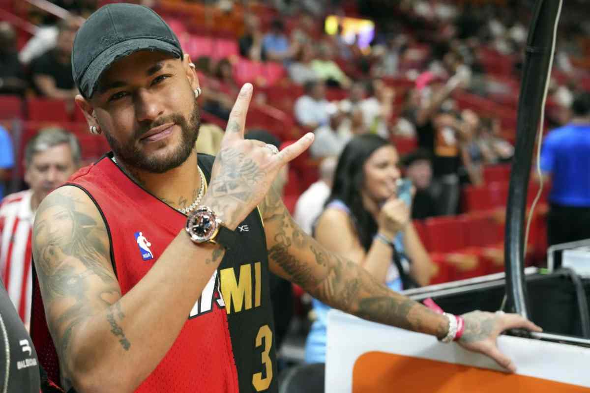 Neymar ad un evento di basket 