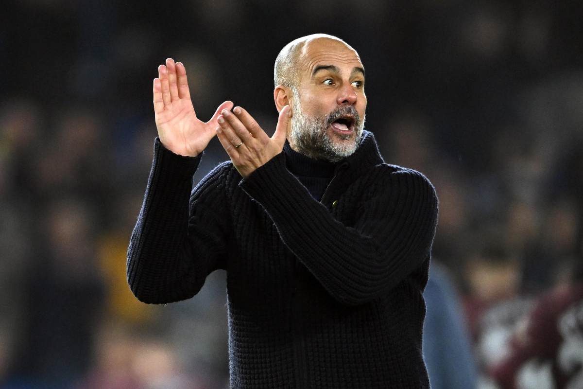 Pep Guardiola gesticola con uno sguardo sorpreso