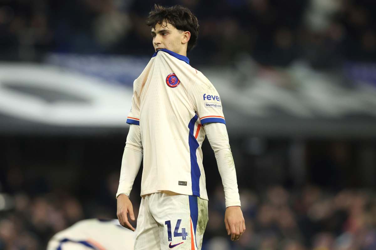 Joao Felix morde la maglia del Chelsea