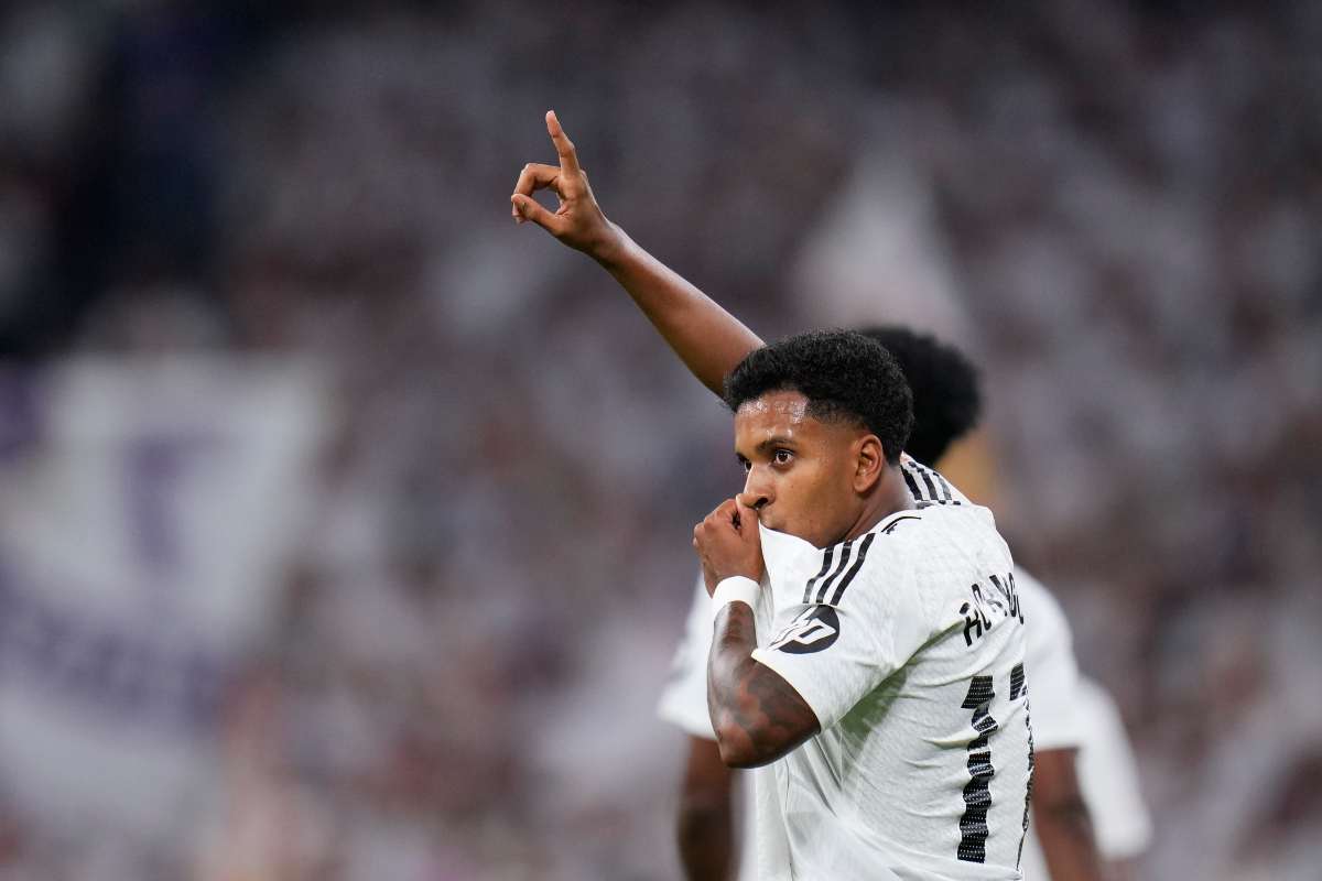 Rodrygo bacia la magla del Real Madrid