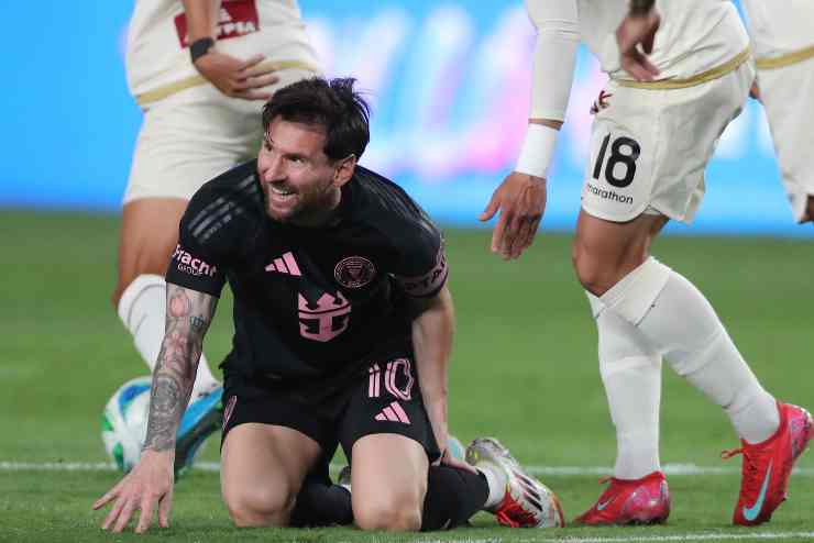 messi in ginocchio a terra