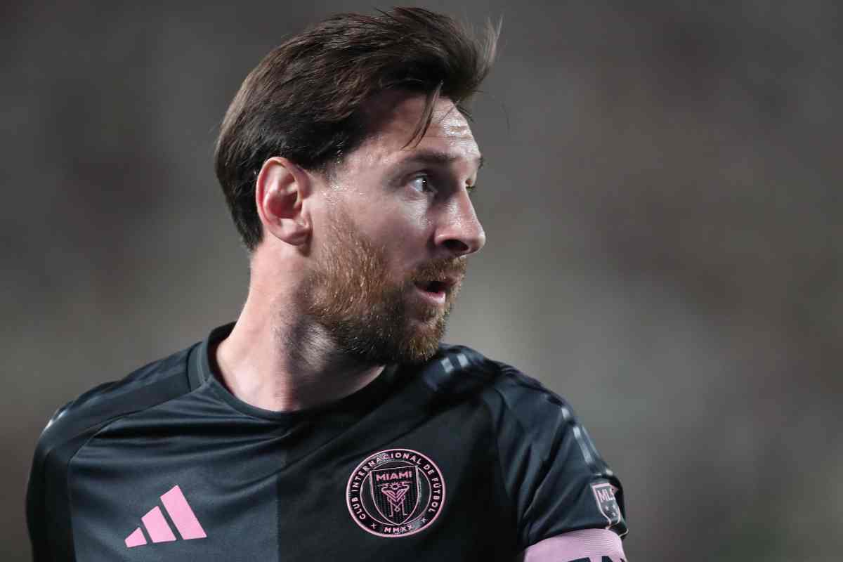 messi guarda il campo durante un'azione