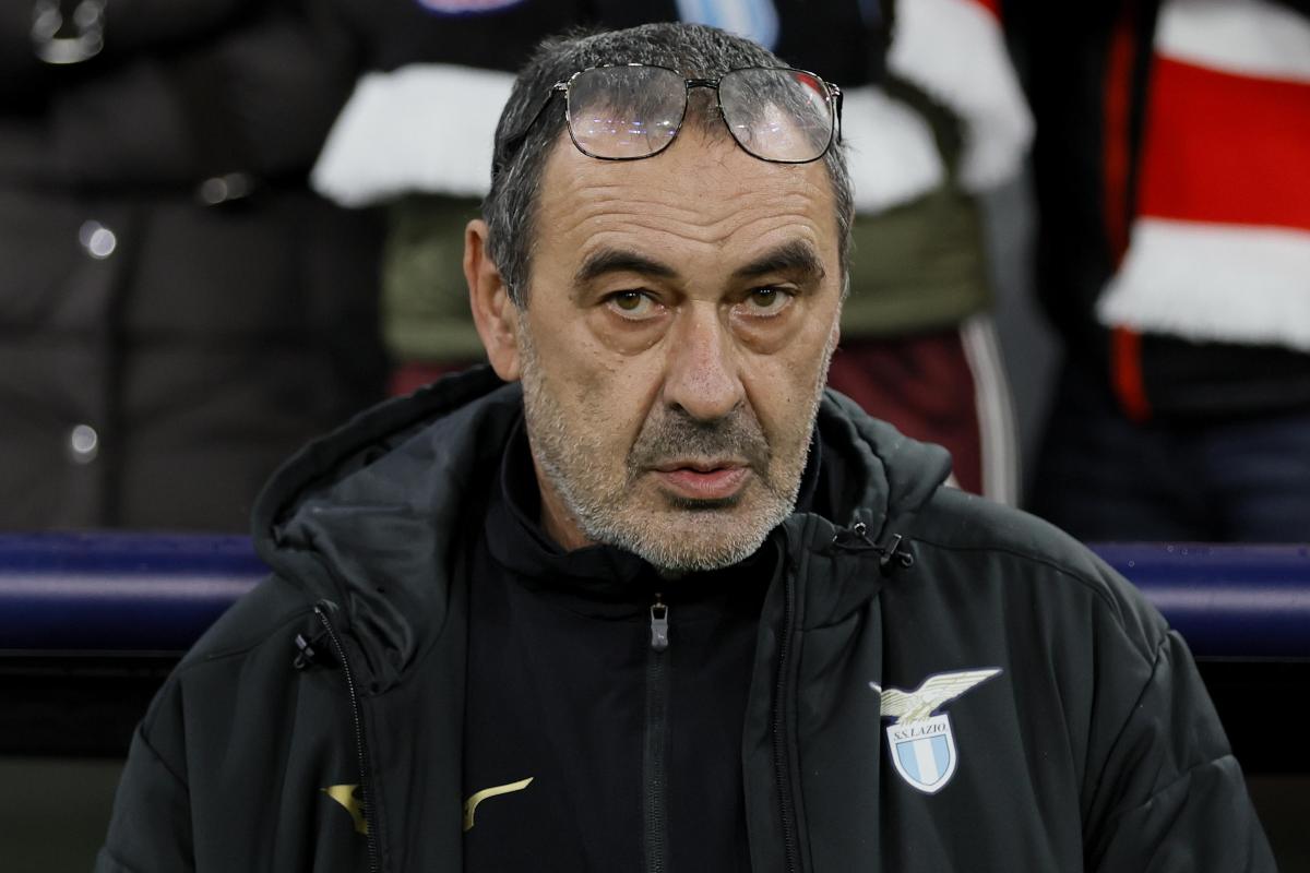 maurizio sarri seduto in panchina