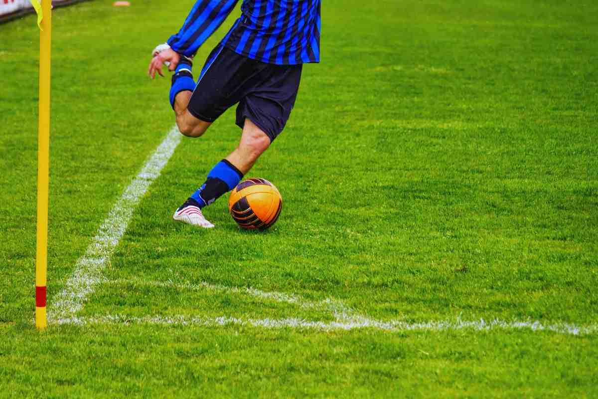 ragazzo calcia il pallone